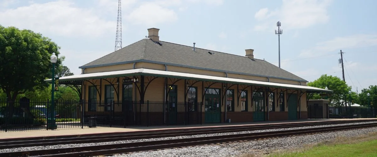 Mineola Amtrak Station, Routes & Schedule