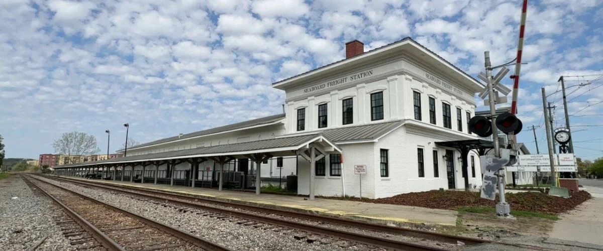 Amtrak Station near Apalachicola Regional Airport-Cleve Randolph Field (AAF)