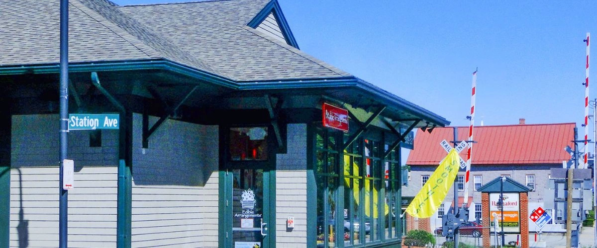 Amtrak Station Near Brunswick Executive Airport (NHZ)