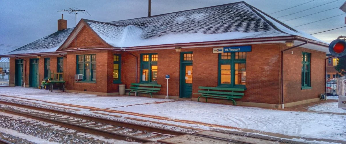Amtrak Station Near Eastern Iowa Airport (CID)