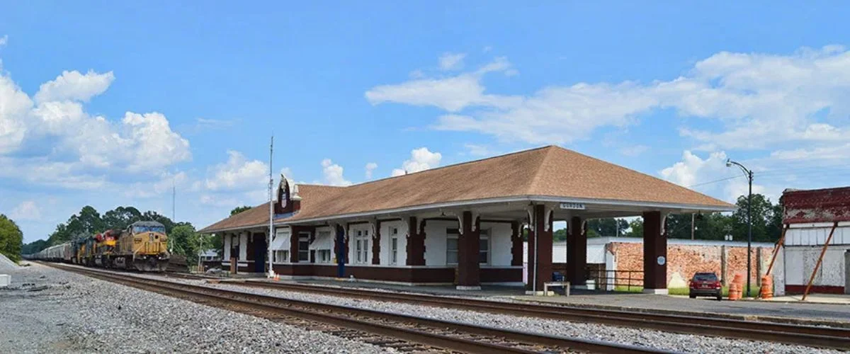 Amtrak Station Near Independence Municipal Airport (IDP)