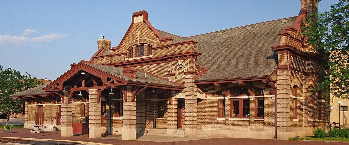 Amtrak Station near Albert Lea Municipal Airport (AEL)