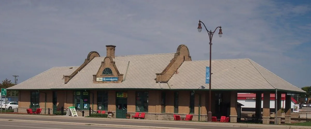 Amtrak Station near Detroit Lakes Airport (DTL)