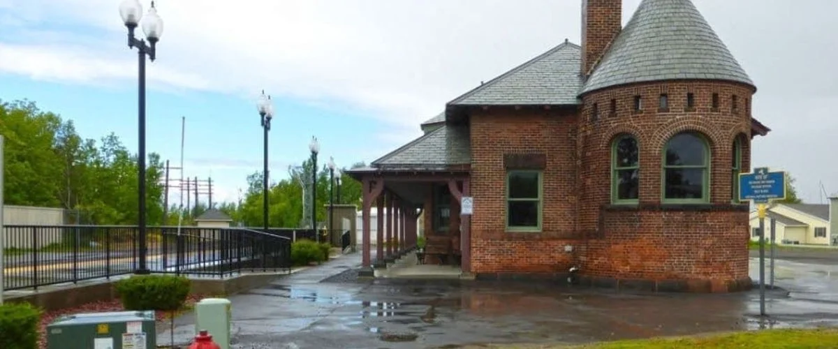 Amtrak Station near Rouses Point Seaplane Base (RSX)