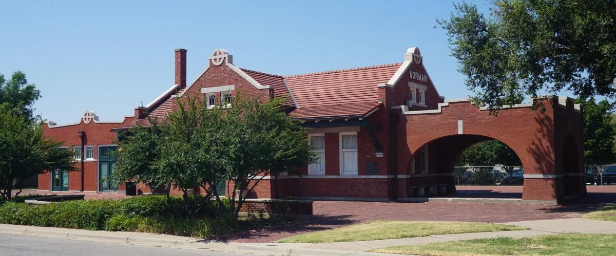 Amtrak Station near University of Oklahoma Westheimer Airport (OUN)