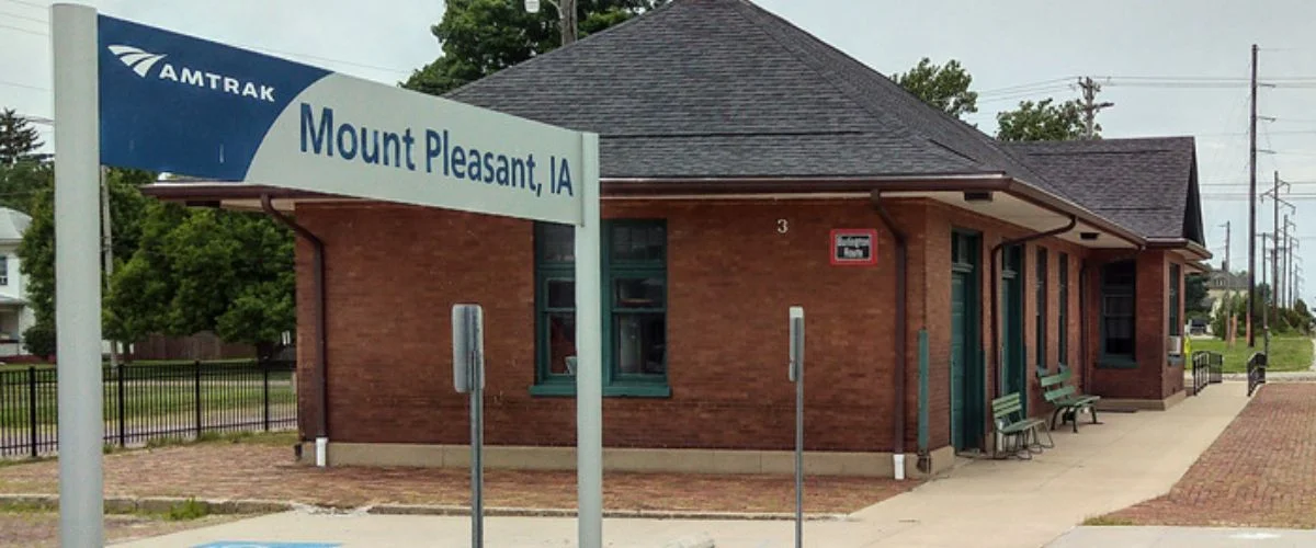 Amtrak Station Near Spirit Lake Municipal Airport (RTL)