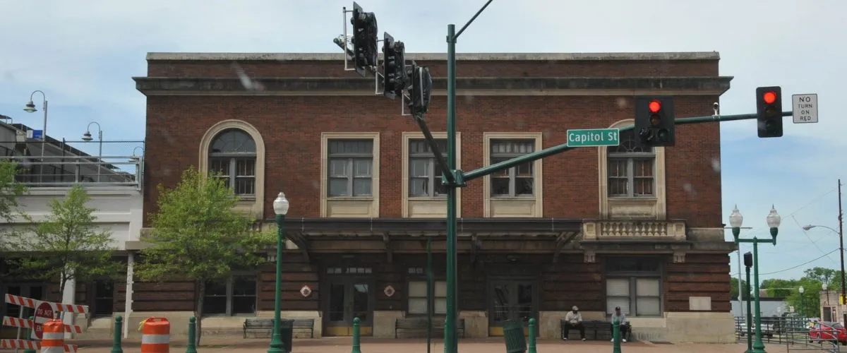 Amtrak Station Near Jackson Regional Airport (MKL)