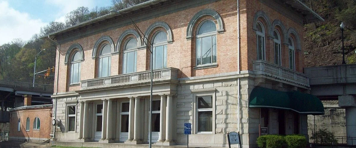 Top 10 Hotels near Charleston Station