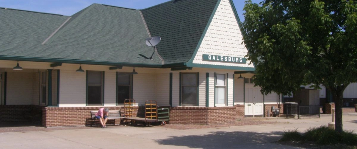 Top 10 Hotels near Galesburg Station