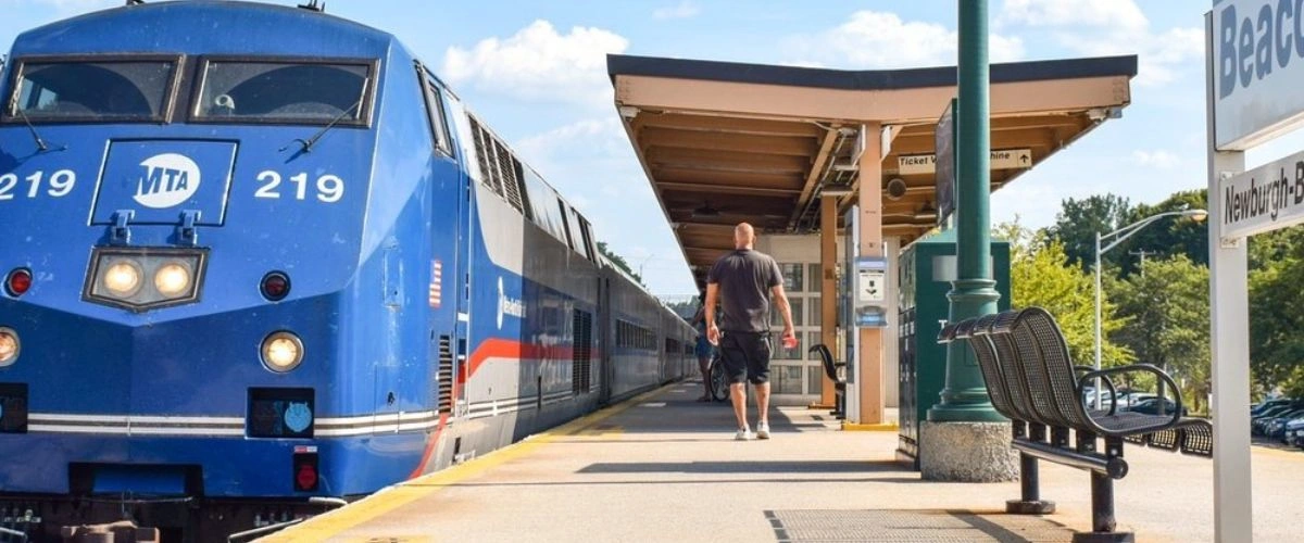 Does Amtrak go to Newark Airport?